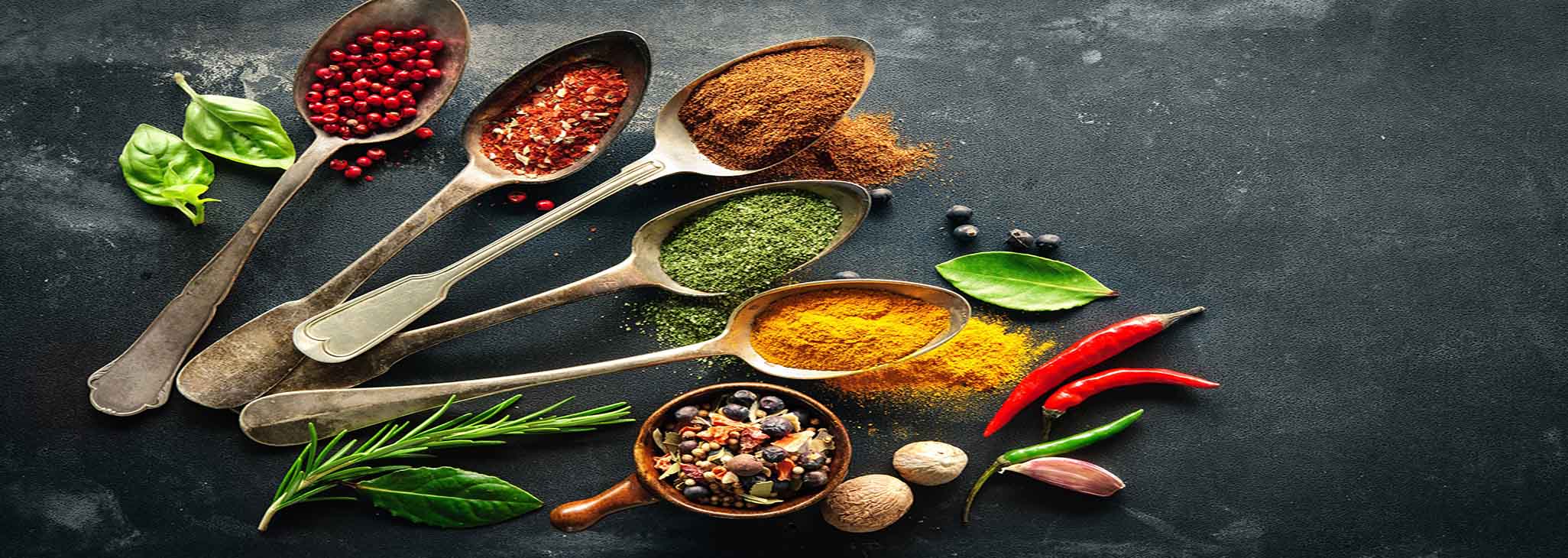 Especias y sabores en polvo sobre superficie oscura
